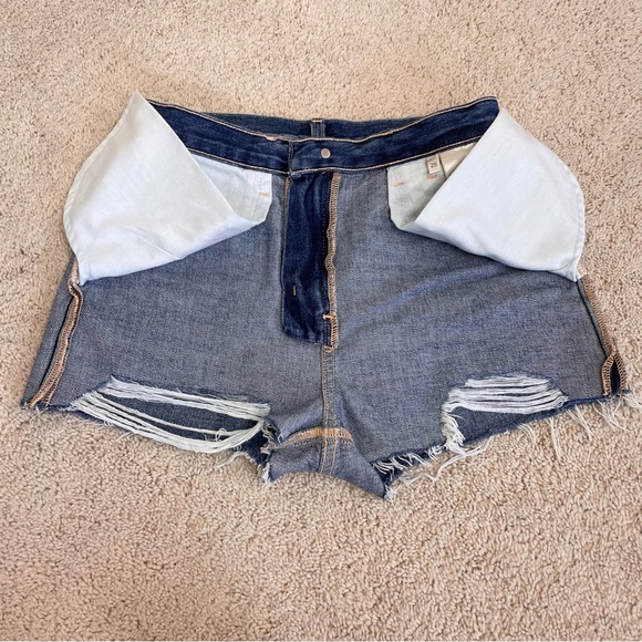 L'agence Marilyn High Rise Denim Short in Newberry - Picture 10 of 17